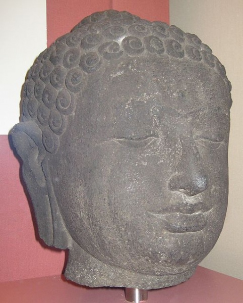 檔案:British Museum Borobudur Buddha head.jpg