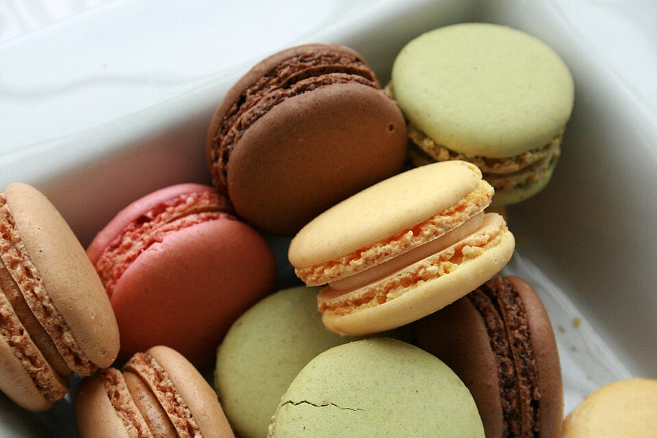 檔案:Assorted macarons in a box, March 2011.jpg
